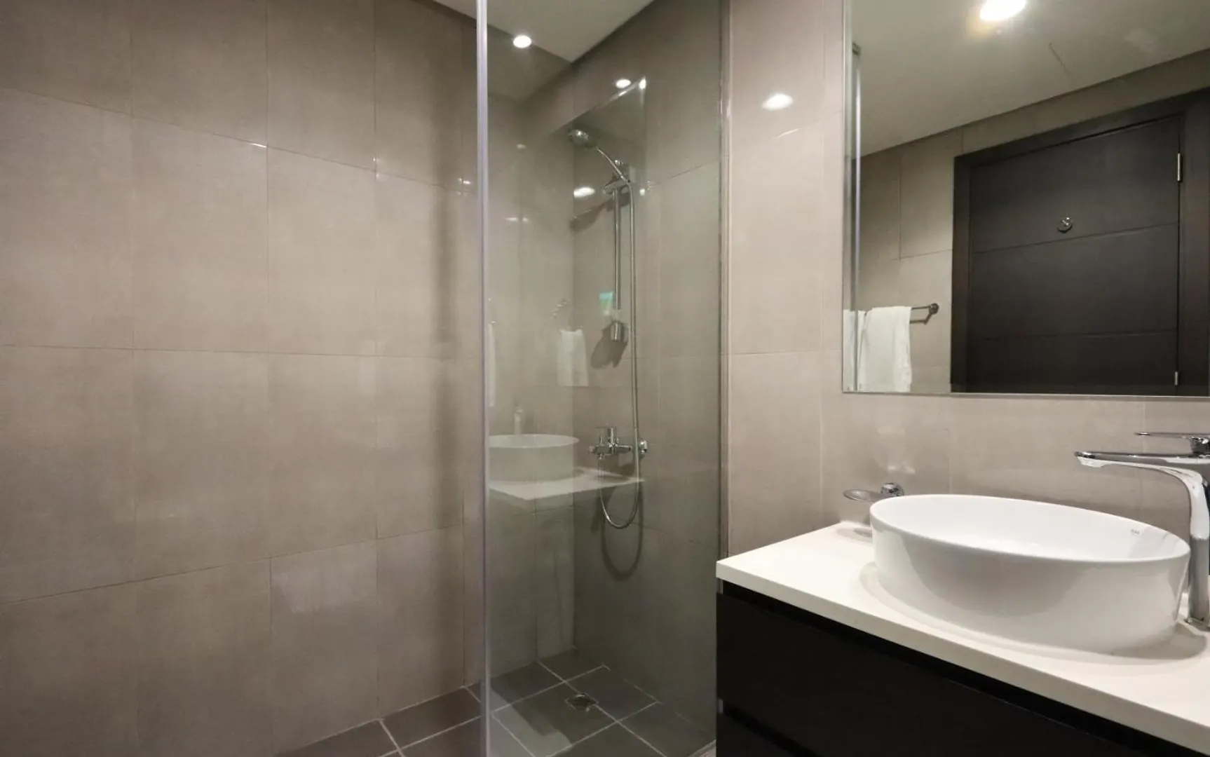 Livbnb Suites - Modern 1 Bed In Merano Tower Dubai